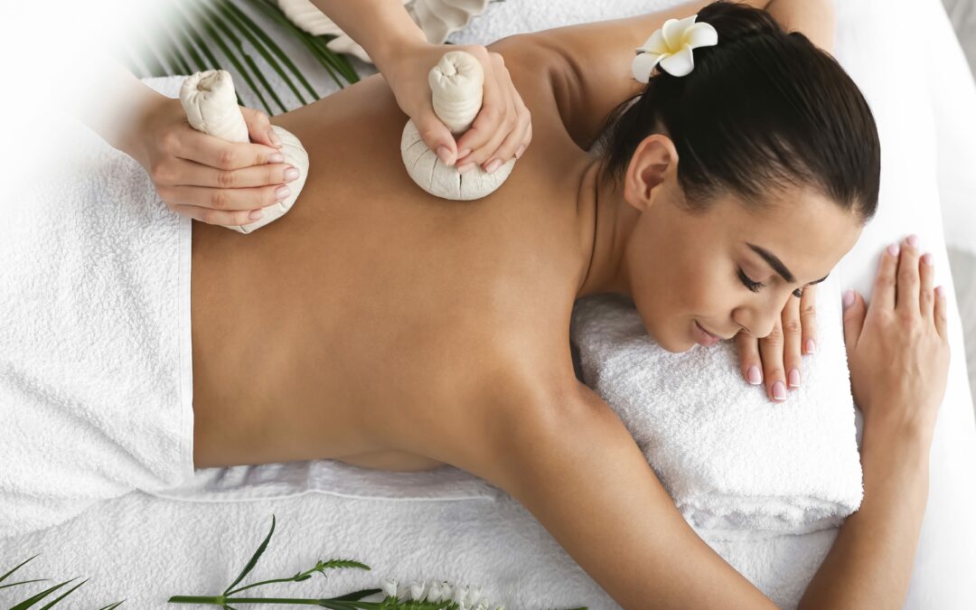 Massage corps aux pochons d'herbes aromatiques, institut de beauté Emeline Esthétique 85130 Chanverrie La Verrie