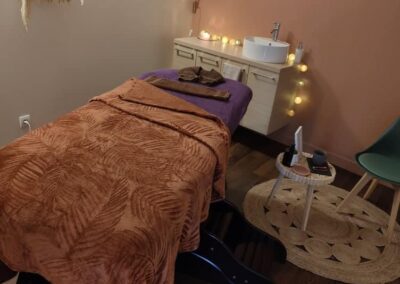 Cabine de Soin, mise en place pour un Massage bien-être avec un plaid, matelas chauffant. Expertise massage bien-être et énergétique. Esthéticienne, Vendée 85130 Chanverrie, La Verrie, Emeline Esthétique